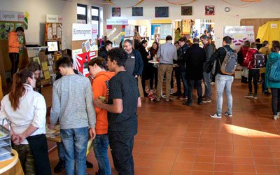 Auch im Foyer der Prälat-Schilcher-Berufsschule konnten sich die Schüler über verschiedene Berufsfelder informieren (Foto: KJF/Rainer Weidenhiller)